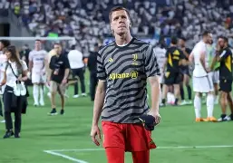 包含维尼修斯赛前列队欢迎内马尔，尊重对手尽显风度！的词条